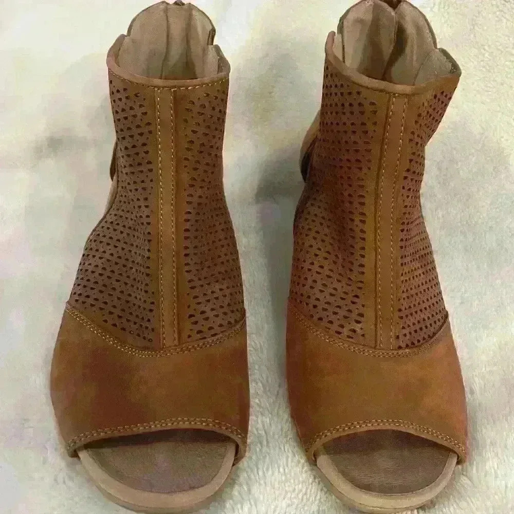 Woman’s brown Earth zip up heels. Size 9w. 5 inch heel